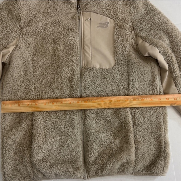 New balance furry zipper jacket warm Sherpa style new balance beige sweater - Picture 4 of 7